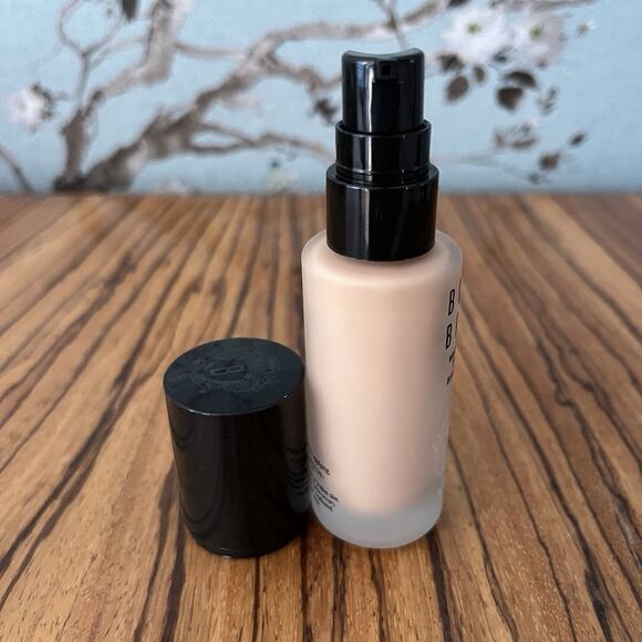 Bobbi Brown Weightless Skin Foundation SPF 15 Cool Beige - Picture 3 of 4